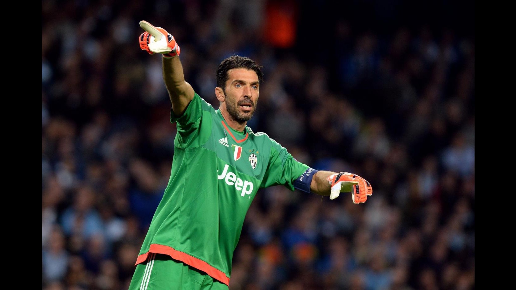Juventus celebra 20 anni carriera Buffon: Leggenda continua