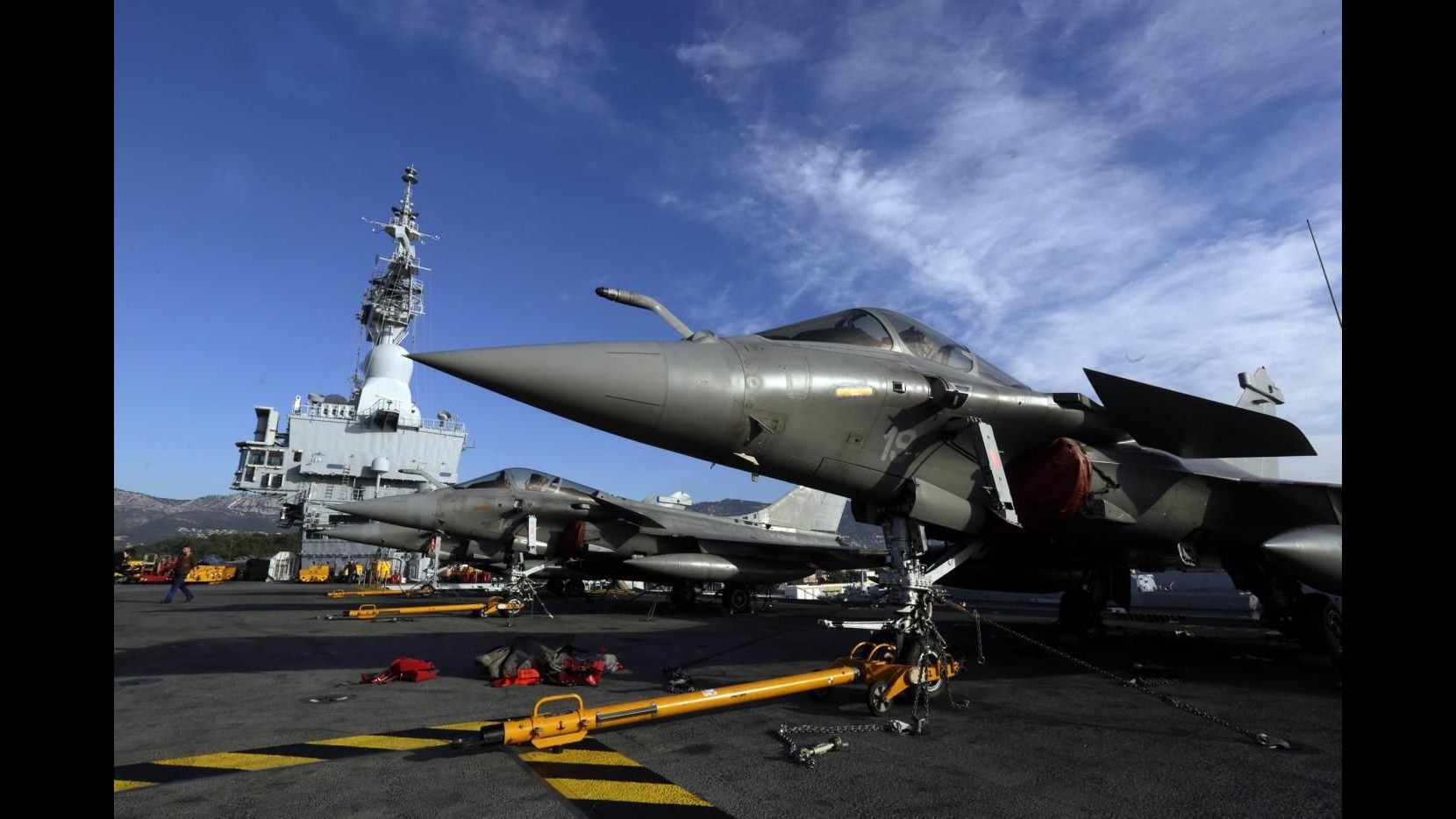 Siria, navi guerra russe danno appoggio a portaerei francese De Gaulle