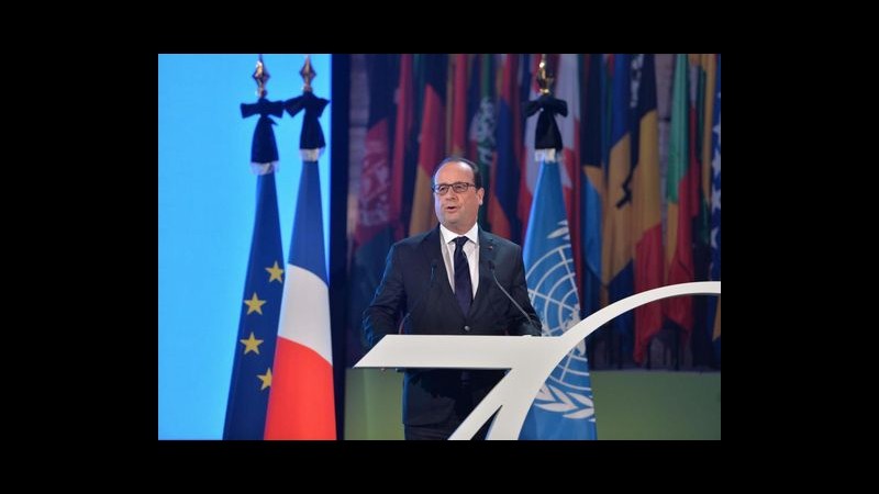 Hollande: Non rinunceremo mai a ciò che siamo. Ammirazione per forze ordine