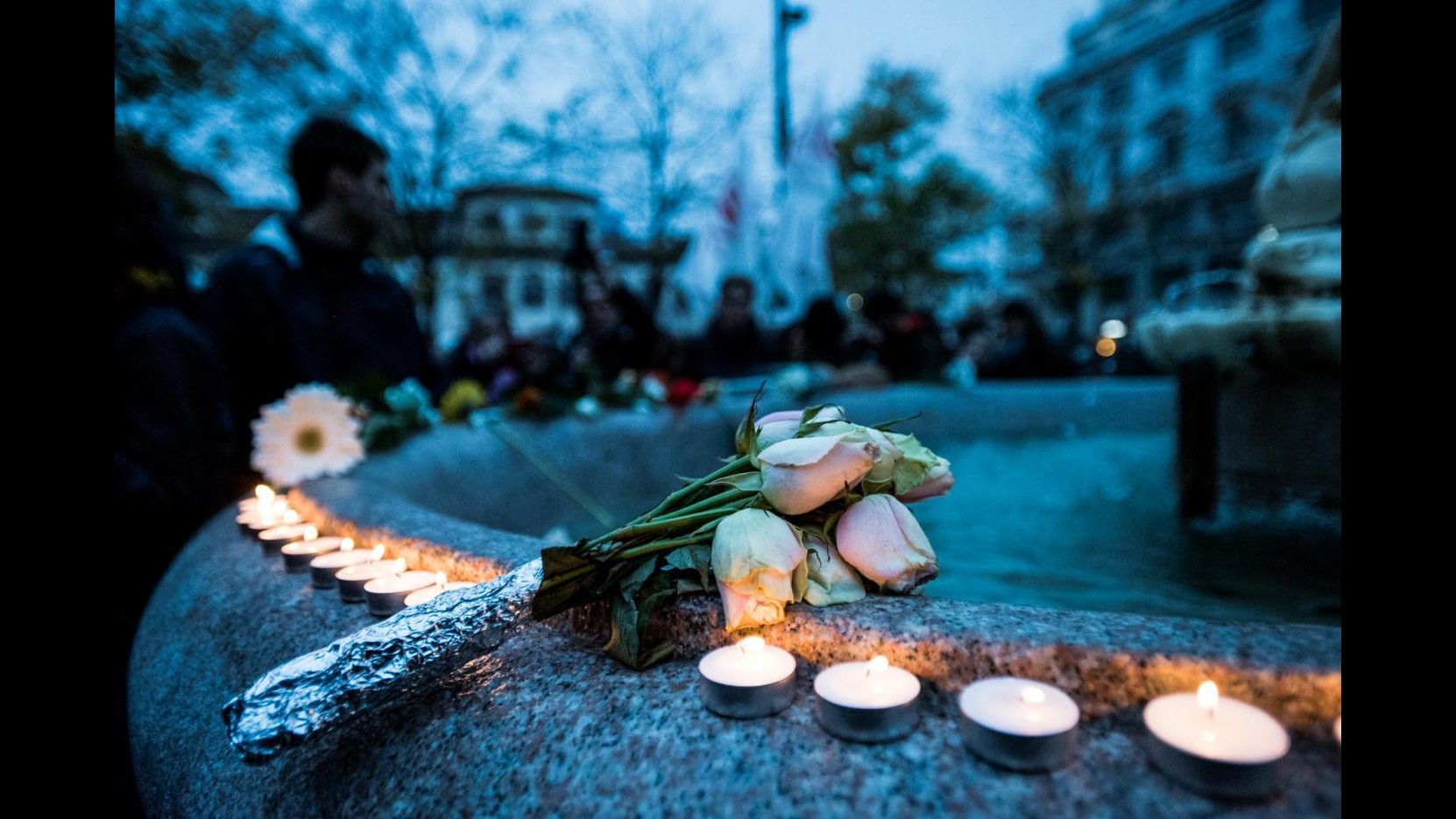 Parigi, lo psicologo: Figli non restino soli davanti all’orrore