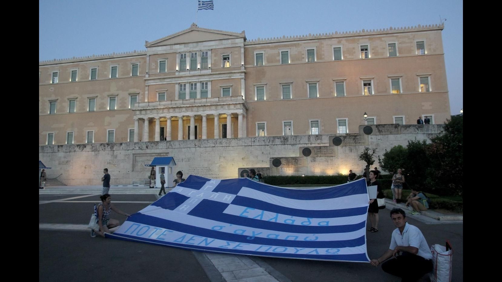 Grecia, agricoltori in piazza ad Atene contro aumento tasse, scontri