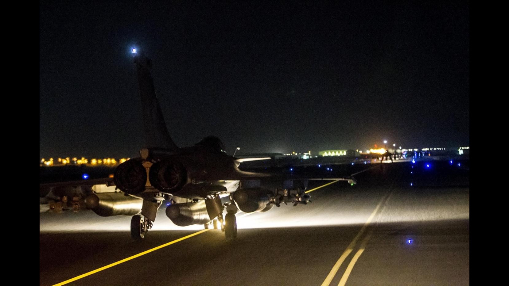 Siria, attivisti: 33 militanti dell’Isis uccisi nei raid dei caccia francesi su Raqqa