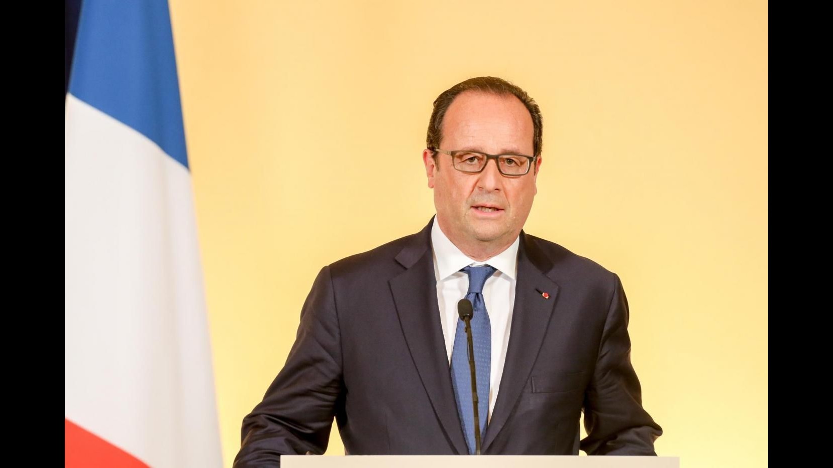Parigi, Hollande nel suo ufficio all’Eliseo con Valls e Cazeneuve