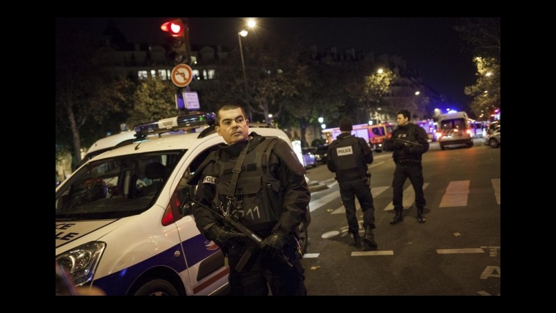 Strage di Parigi, il ministro Cazeneuve: 128 perquisizioni nella notte in Francia