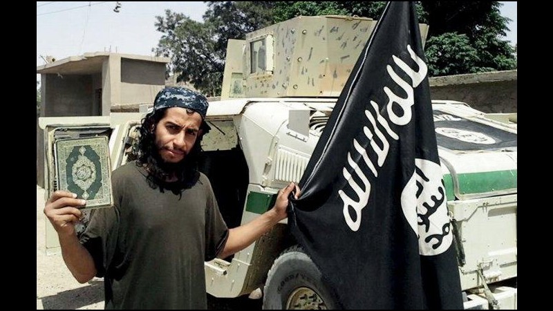 Strage Parigi, Abaaoud ucciso nel blitz di ieri. Hollande ordina di aumentare i raid contro Isis