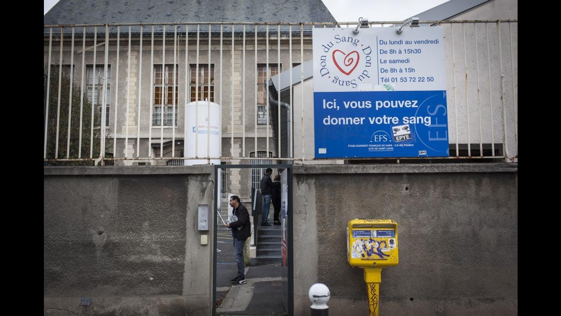 Strage di Parigi, dopo il lutto tutti in fila per donare il sangue