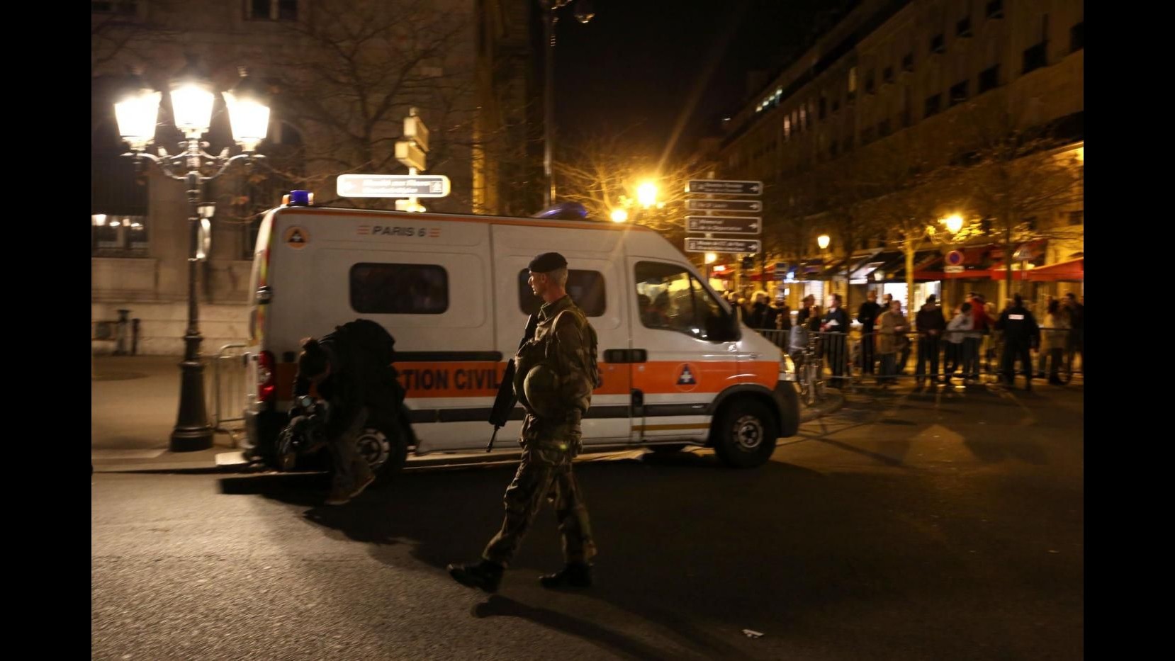 Parigi, identificato quinto attentatore: suo il passaporto siriano
