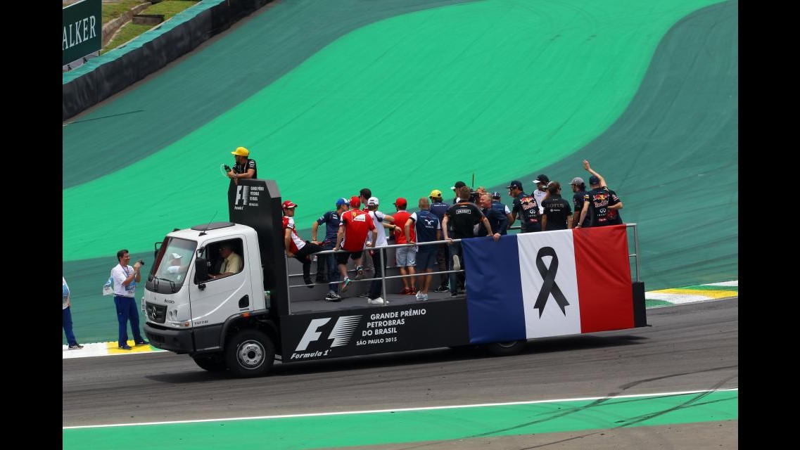 F1, Gb Brasile: piloti con lutto al braccio. Vince Rosberg