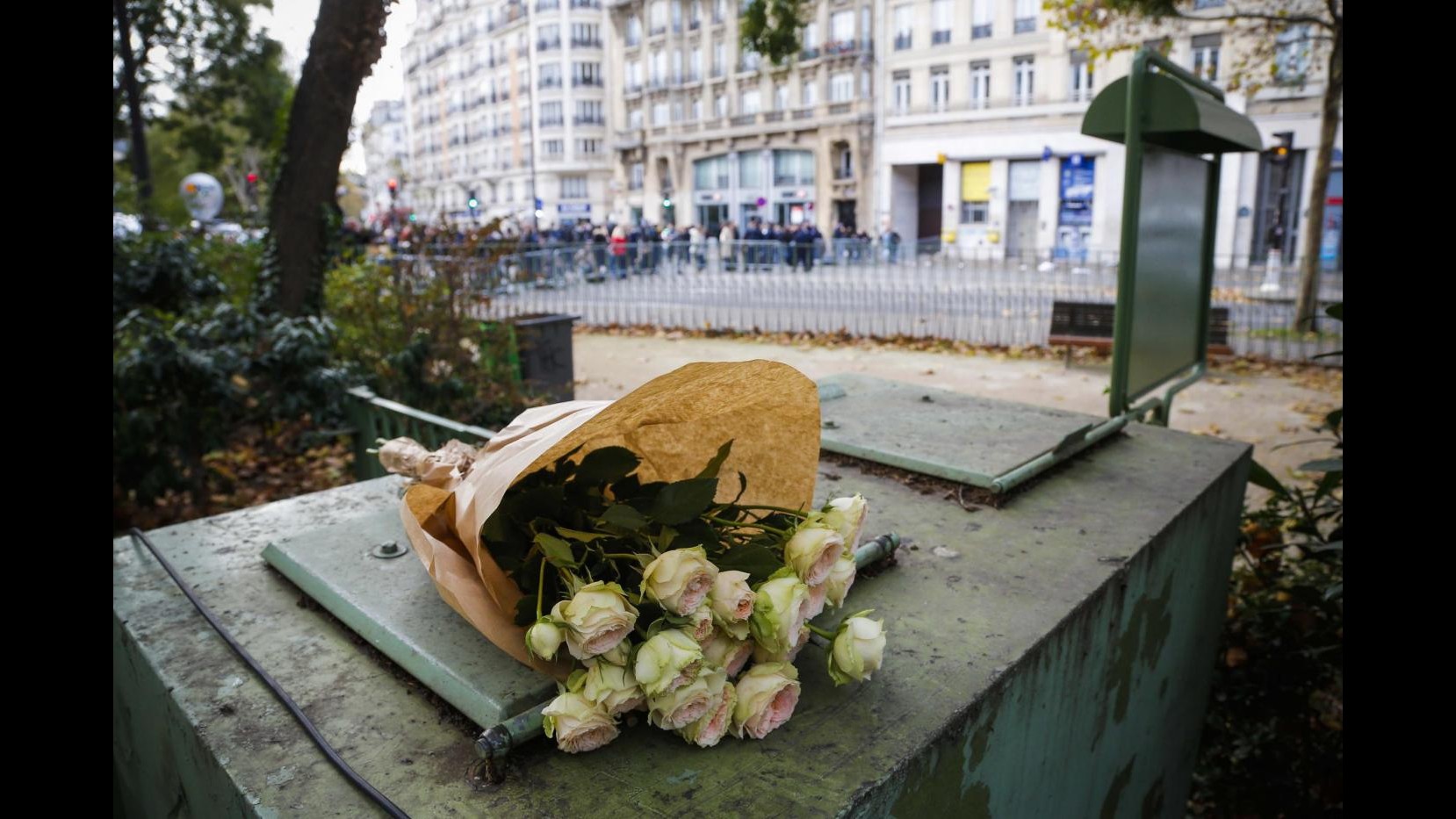 Sangue e proiettili nelle strade: la guerra ritorna a Parigi   – dal nostro inviato
