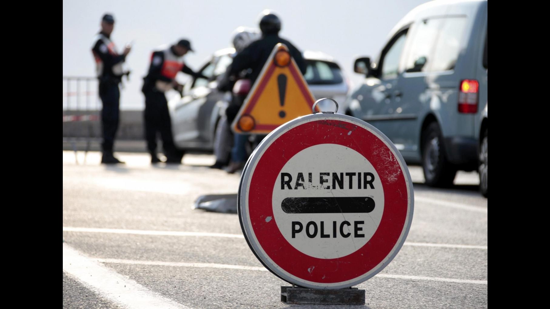 Parigi, Cazeneuve: Possibili coprifuoco, perquisizioni, controlli