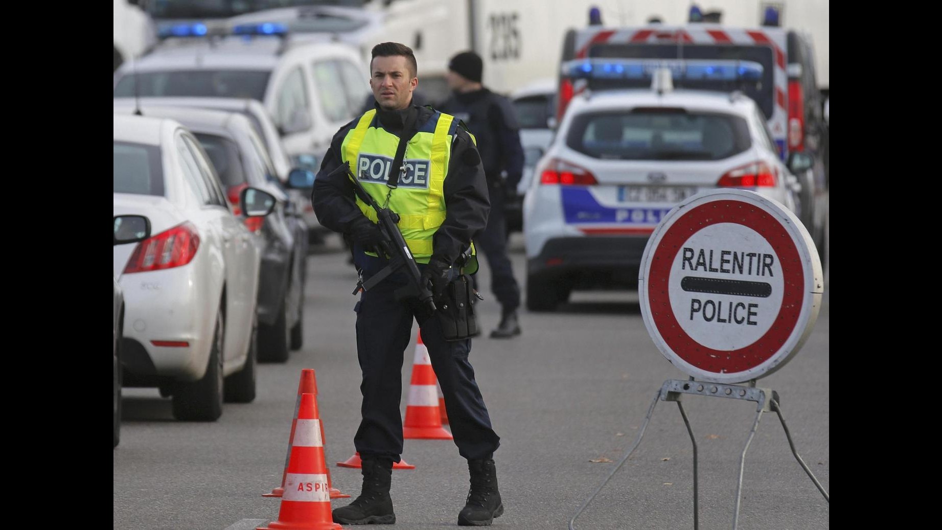 Parigi, una macchina con uomini armati forza un posto di blocco