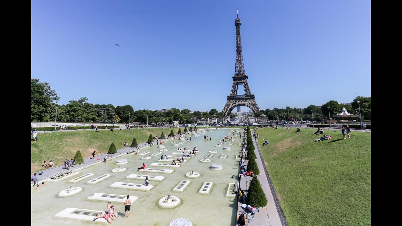 Francia, caos e ore di fila: aumentati controlli. Chiusi Louvre e Torre Eiffel