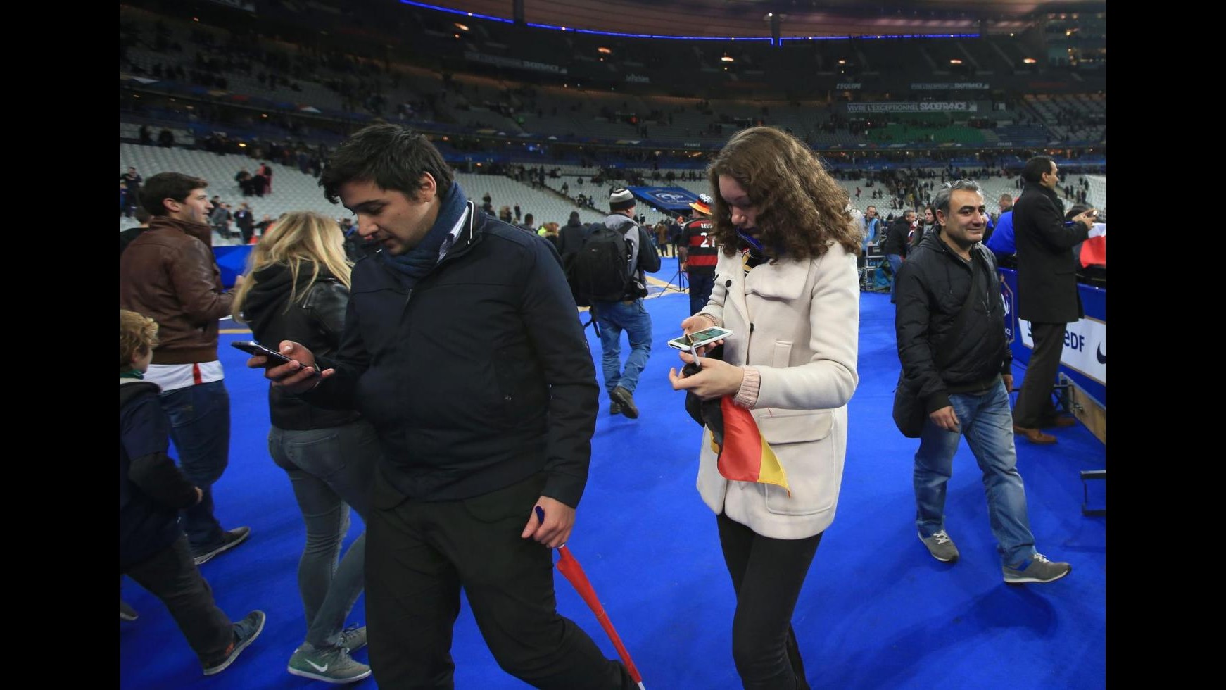 Francia-Germania 2-0, terrore allo Stade de France. Hollande portato via