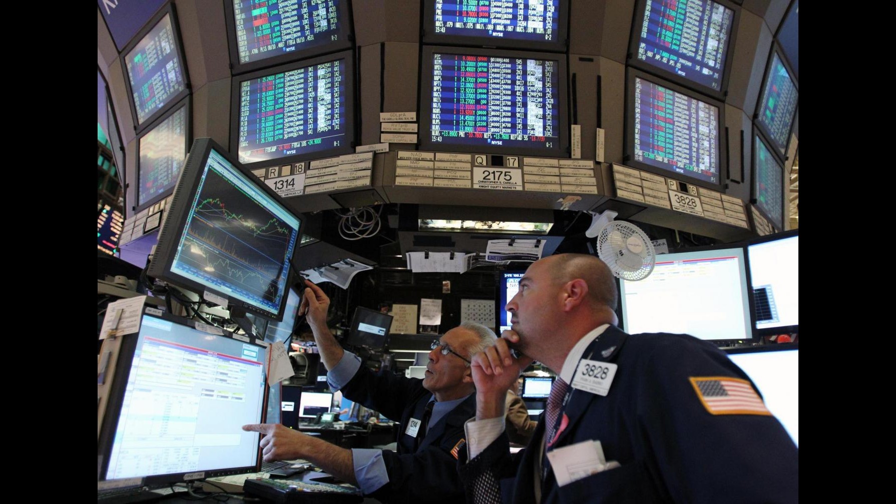 Borsa, Milano chiude debole: tonfo Ferragamo, bene Enel