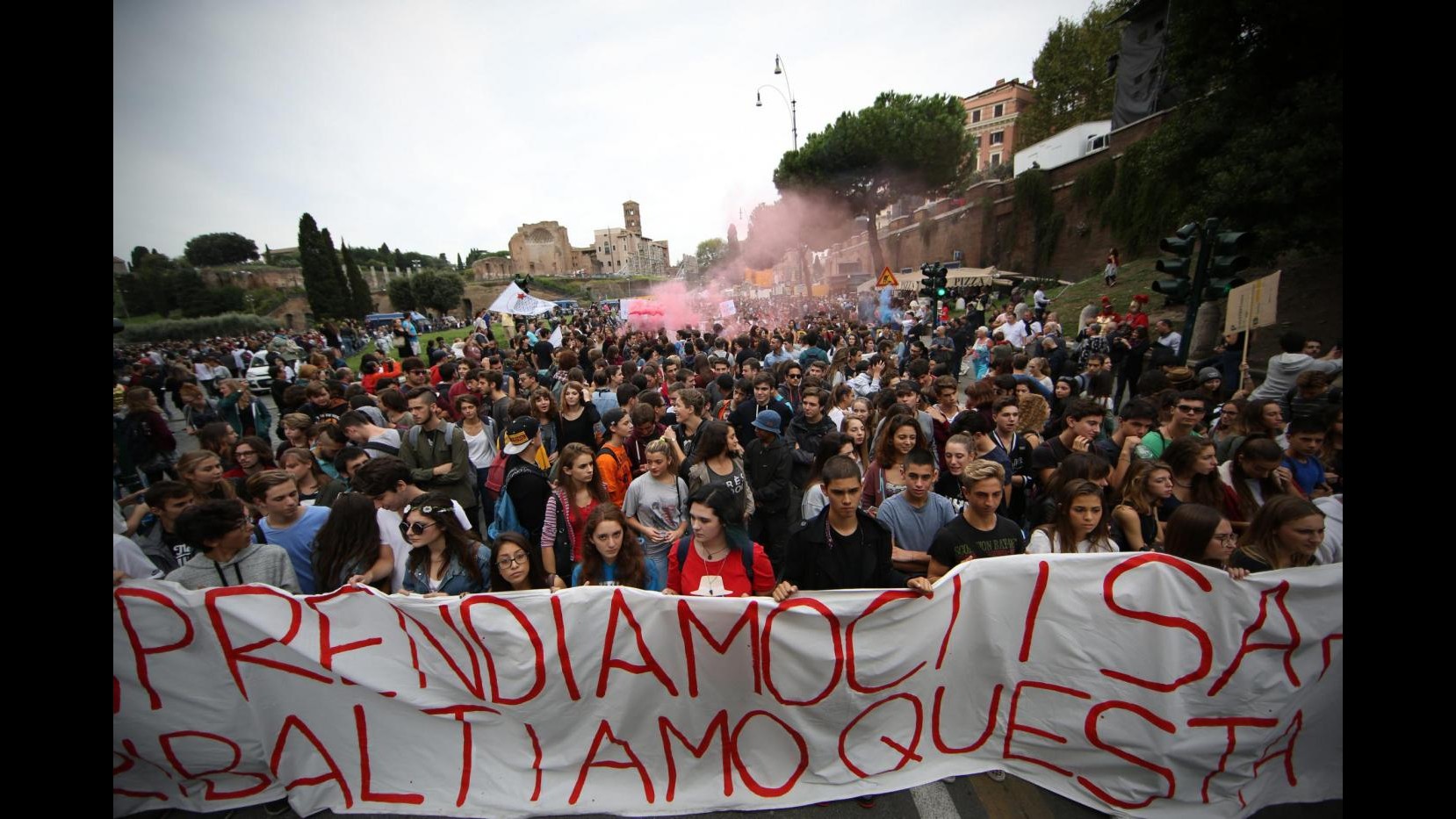Studenti in corteo in tutta Italia per lo sciopero generale della scuola