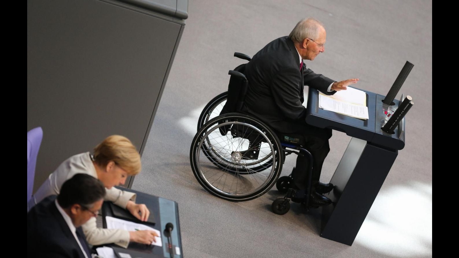 Migranti, Schaeuble: Arrivi sono una valanga. È polemica