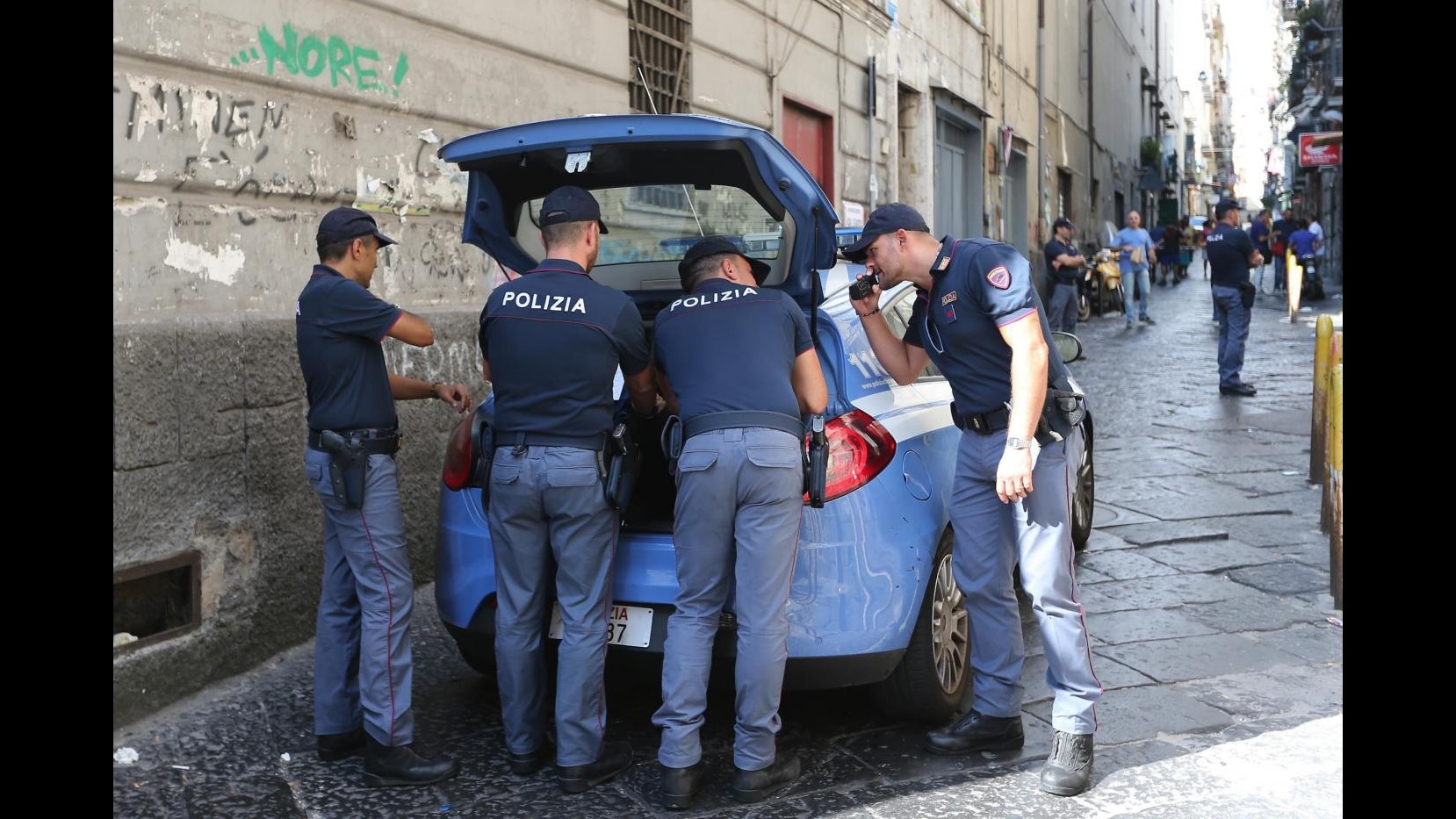 Roma, controlli polizia in stabile occupato da migranti