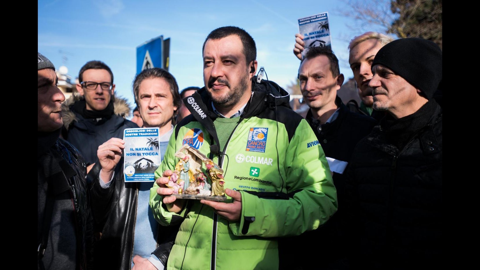Rozzano, presidio davanti ai cancelli della scuola. Salvini arriva col presepe