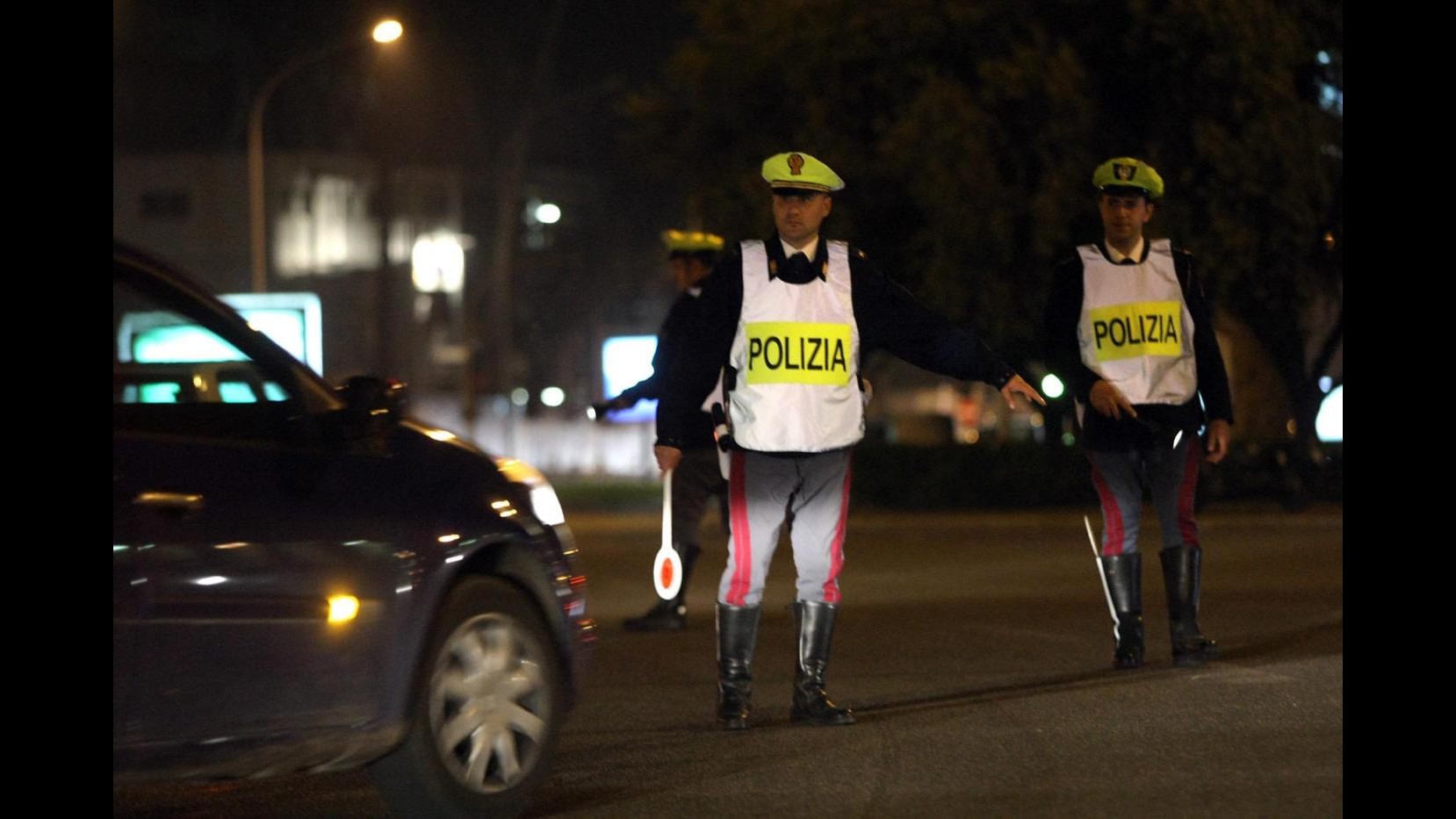 Milano, autista derubato mentre cambia una ruota: arrestato ladro