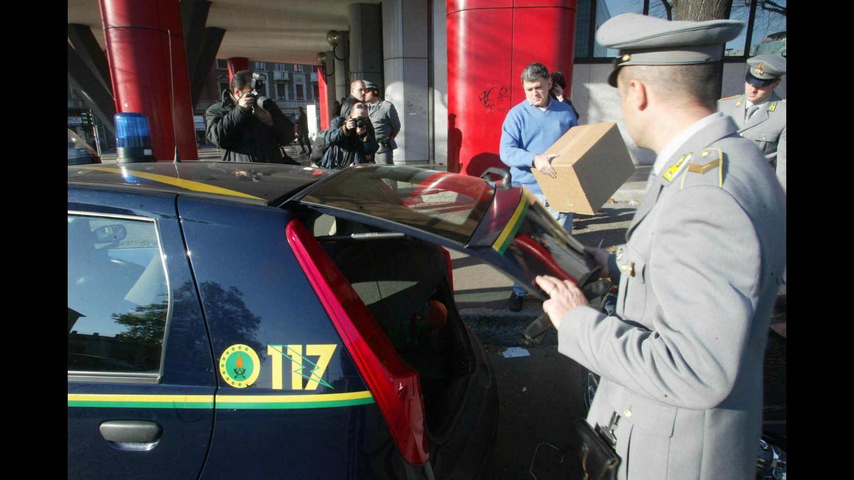 Catania, sequestrati prodotti contraffatti e biglietti falsi concerto Ferro