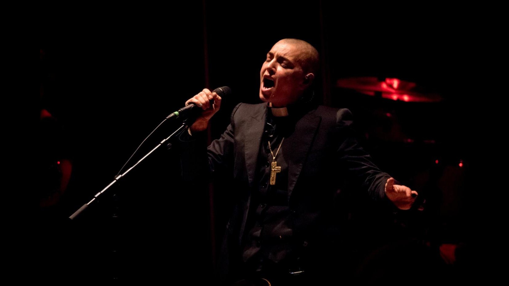 Sinéad O’Connor su Fb: Mi uccido. Le autorità: sta bene