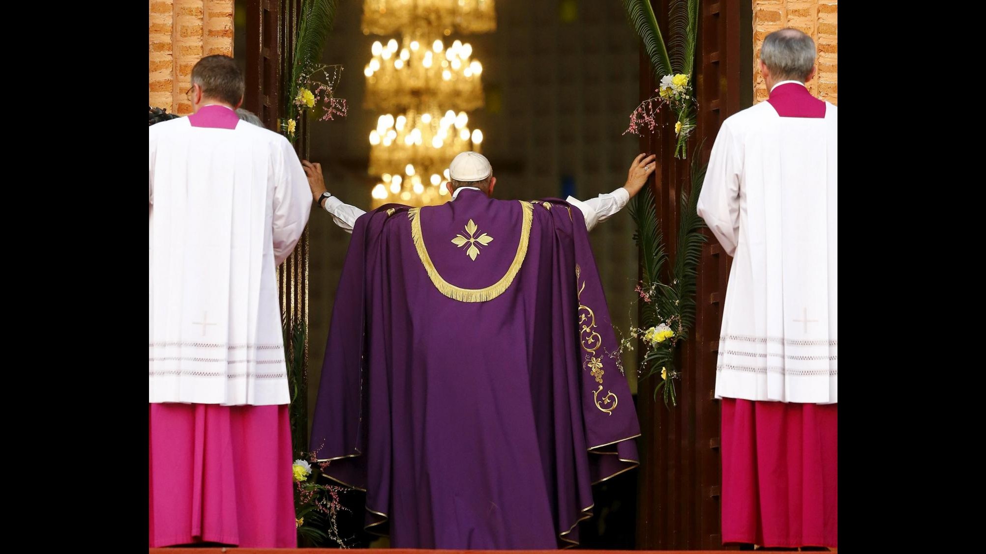Papa apre il Giubileo a Bangui: Giovani, siate coraggiosi