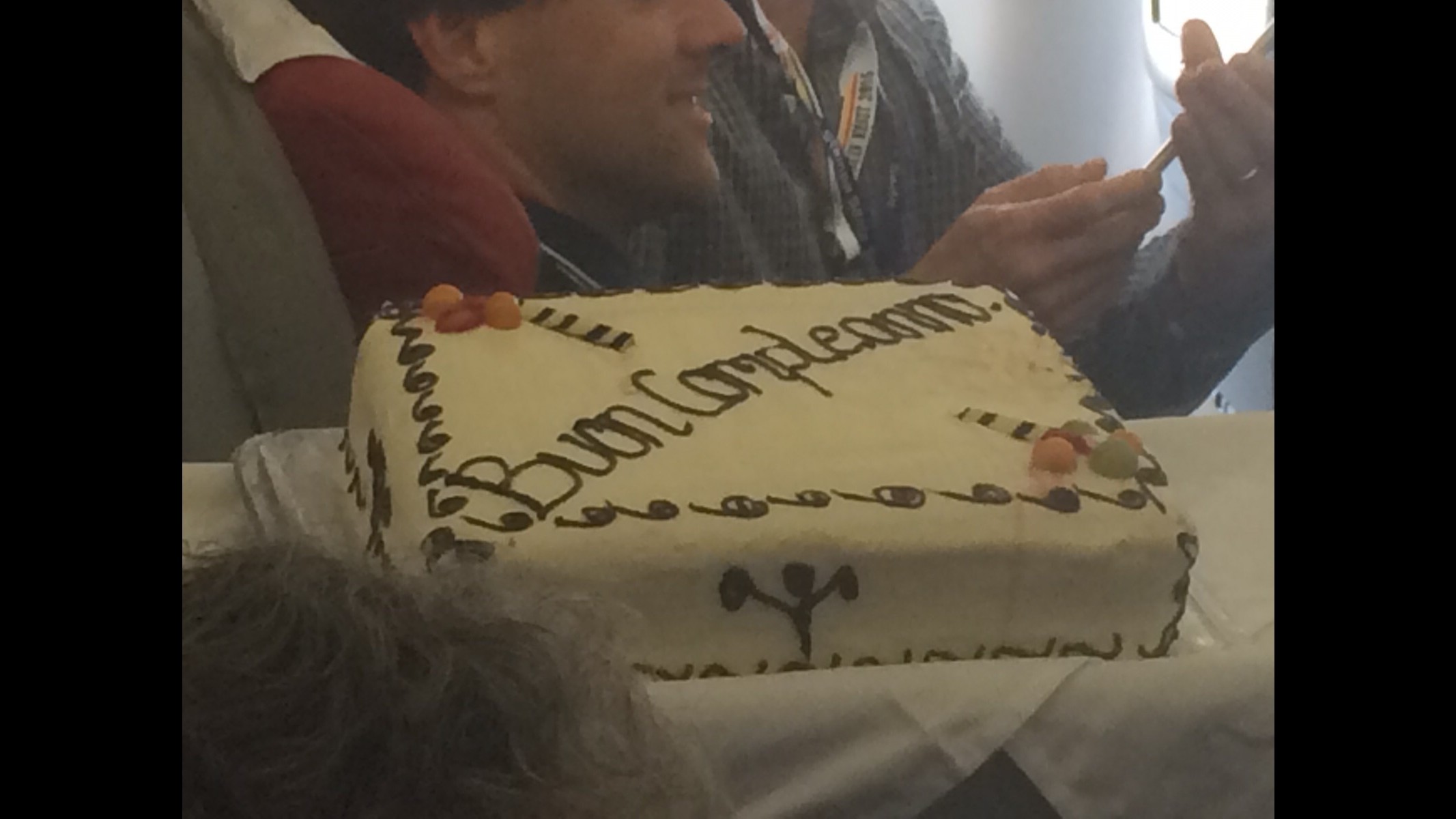 Uganda,Papa regala torta a giornalista e assistente volo per compleanno