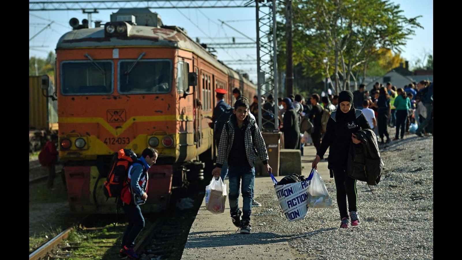 Migranti, scontri a confine Macedonia: polizia spara lacrimogeni