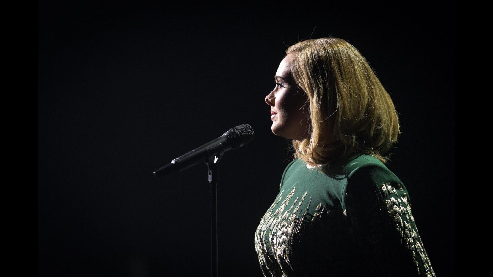 Musica, Adele ancora da record: con ’25’ batte anche gli Oasis