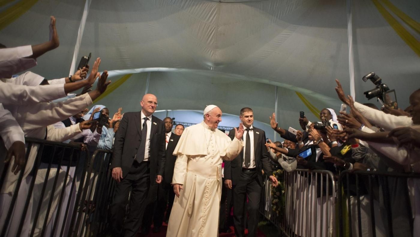 IL RACCONTO – Papa lascia il Kenya: Corruzione è zucchero, dolce ma fa male