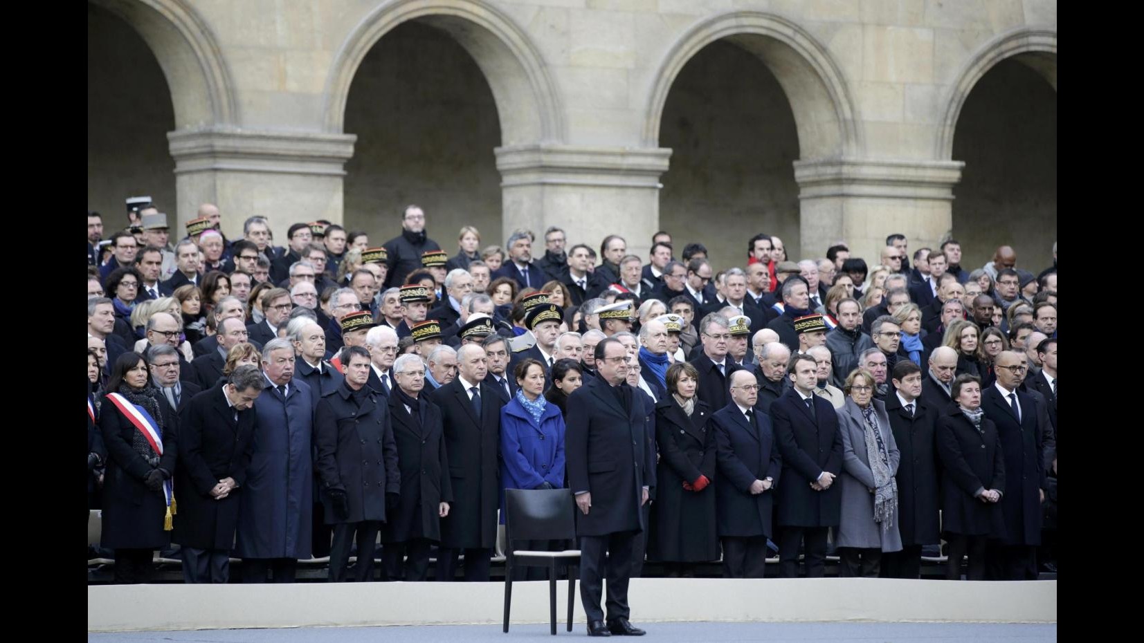 Hollande: Dobbiamo agire per distruggere Isis. Vittime uccise perché erano vita
