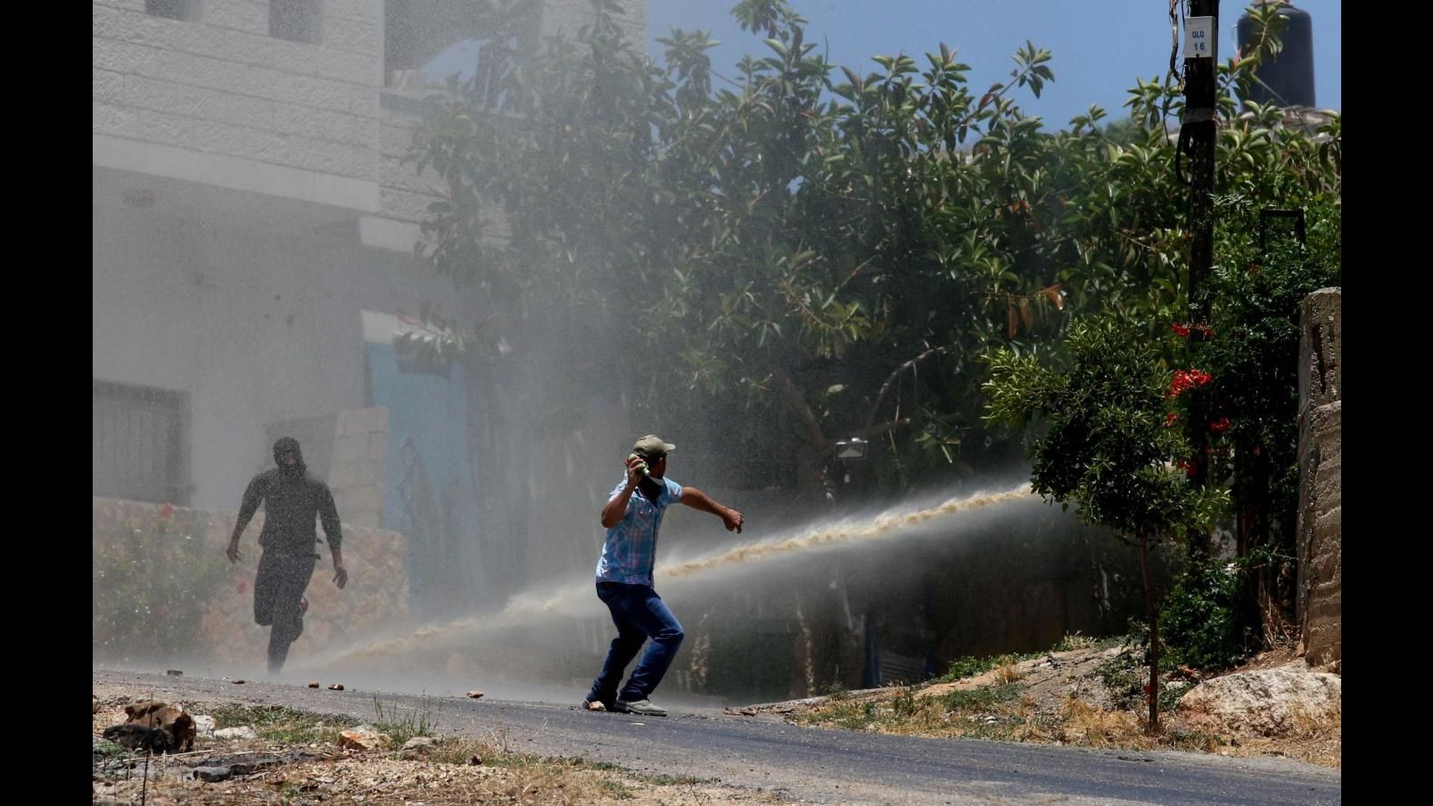 Medioriente, palestinese lancia auto contro soldati Israele, ucciso