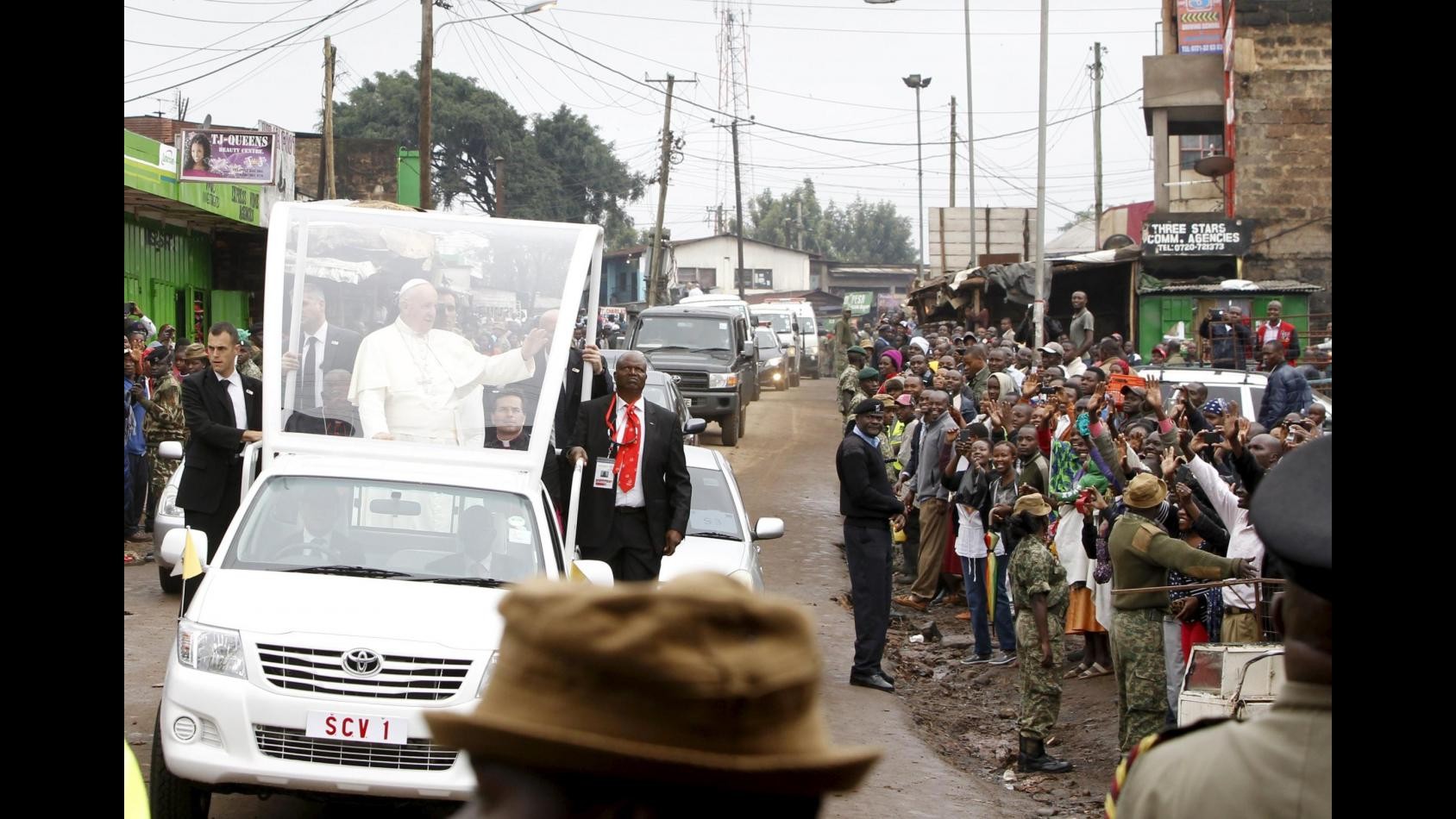 Il Papa dopo il Kenya è in Uganda: Accoglienza migranti è prova di umanità