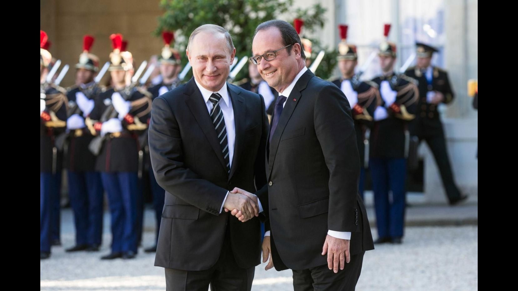Siria, Putin: Destino Assad deciso da popolo. Ma Hollande: Non c’è posto per lui