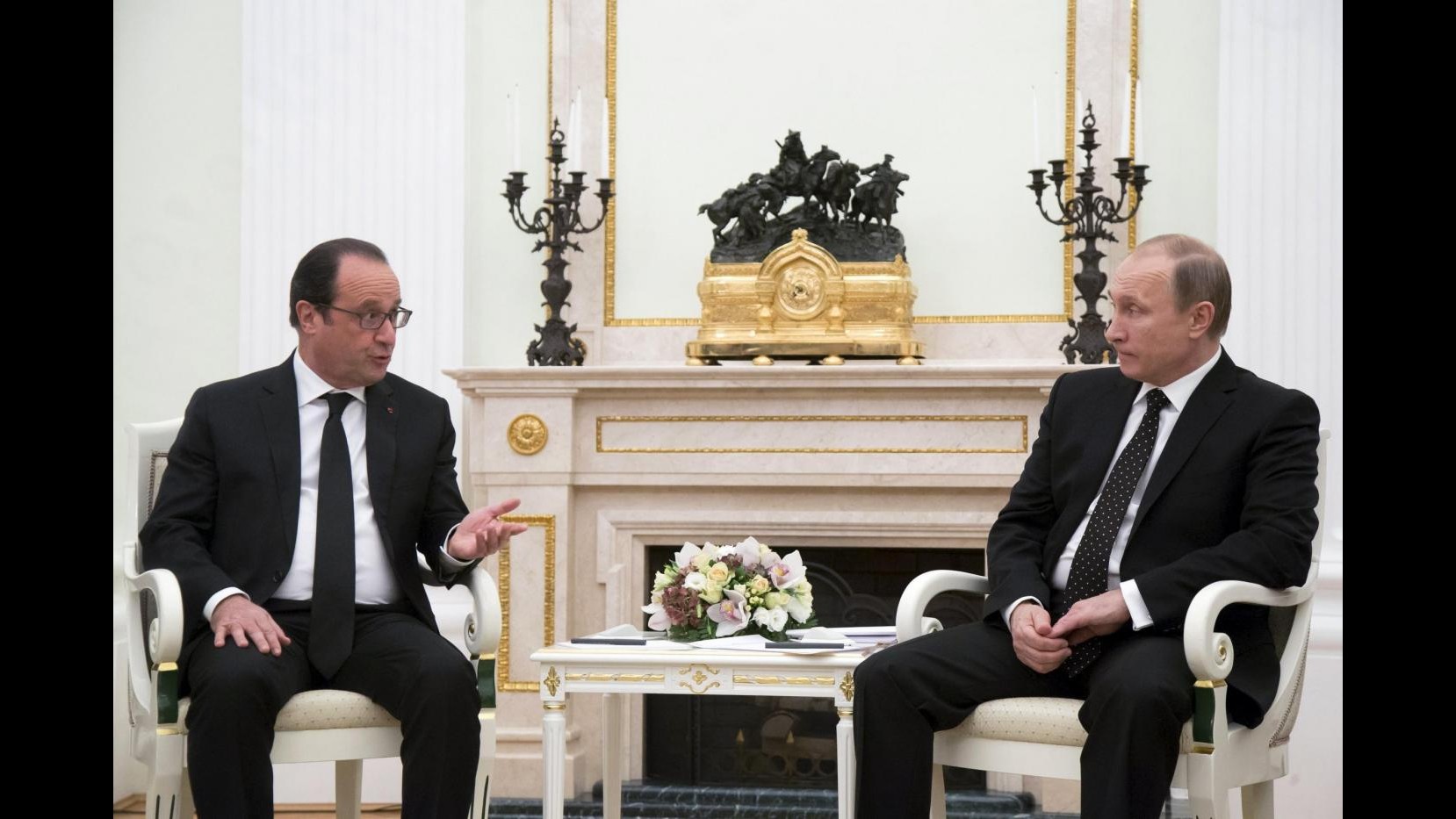Isis, intesa Hollande-Putin: Mosca apre a coalizione Usa. E Germania manda tornado