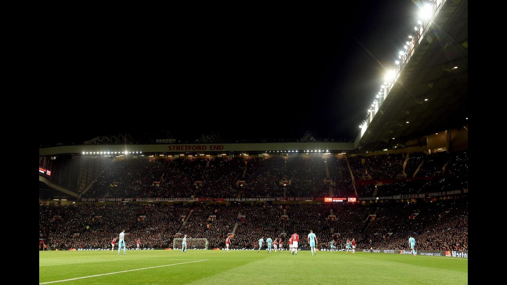 Manchester, le luci dell’Old Trafford per ricordare George Best