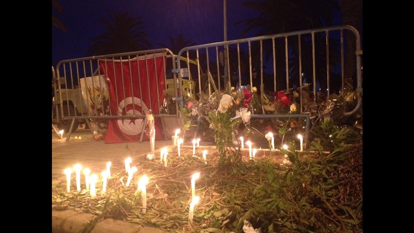 Tunisia, centinaia cittadini su luogo attentato: fiori e candele