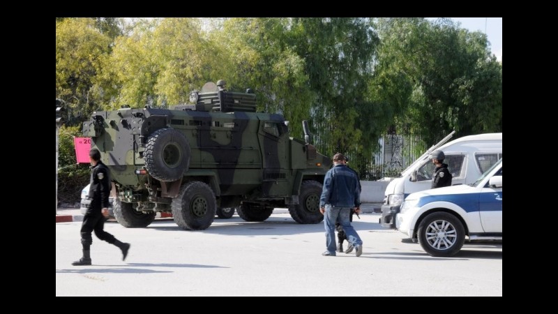 Tunisia, Isis rivendica l’attentato di ieri al pullman nella capitale: 13 morti