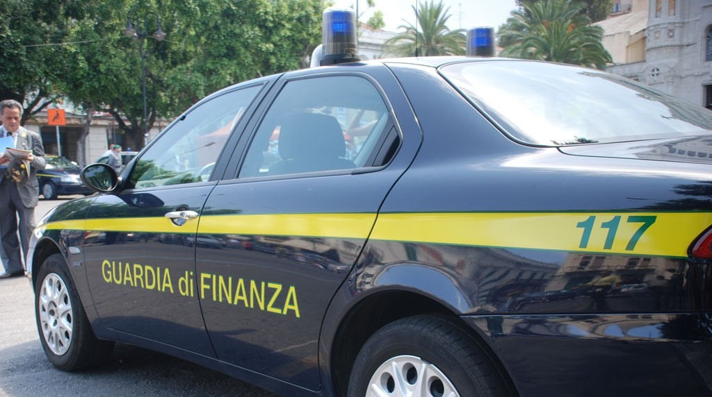 Milano, piantagione di marijuana in una carrozzeria: 2 arresti
