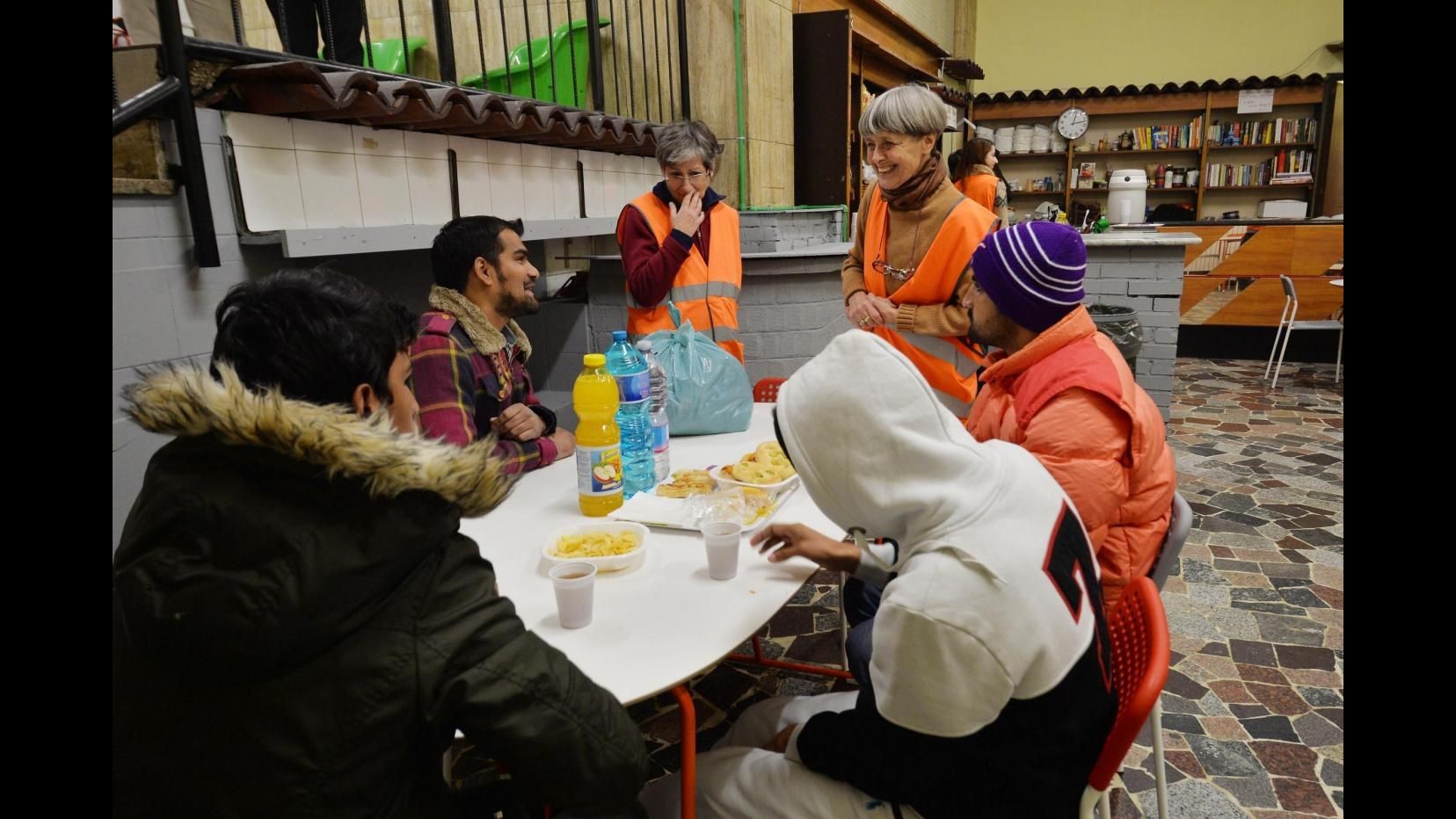 Milano, hub migranti in stazione Centrale: dalle aziende 520mila euro