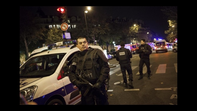 Parigi, in casa Saint Denis trovati solo pistola e gilet esplosivo
