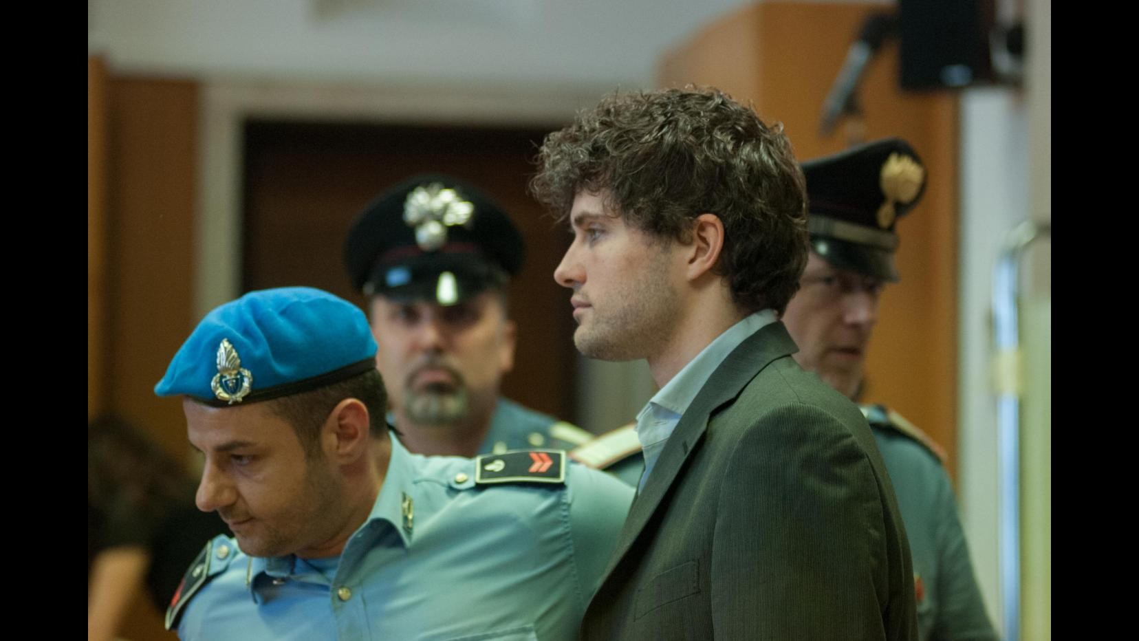 Milano, papà Barbini: Viso e morale di mio figlio devastati dall’acido