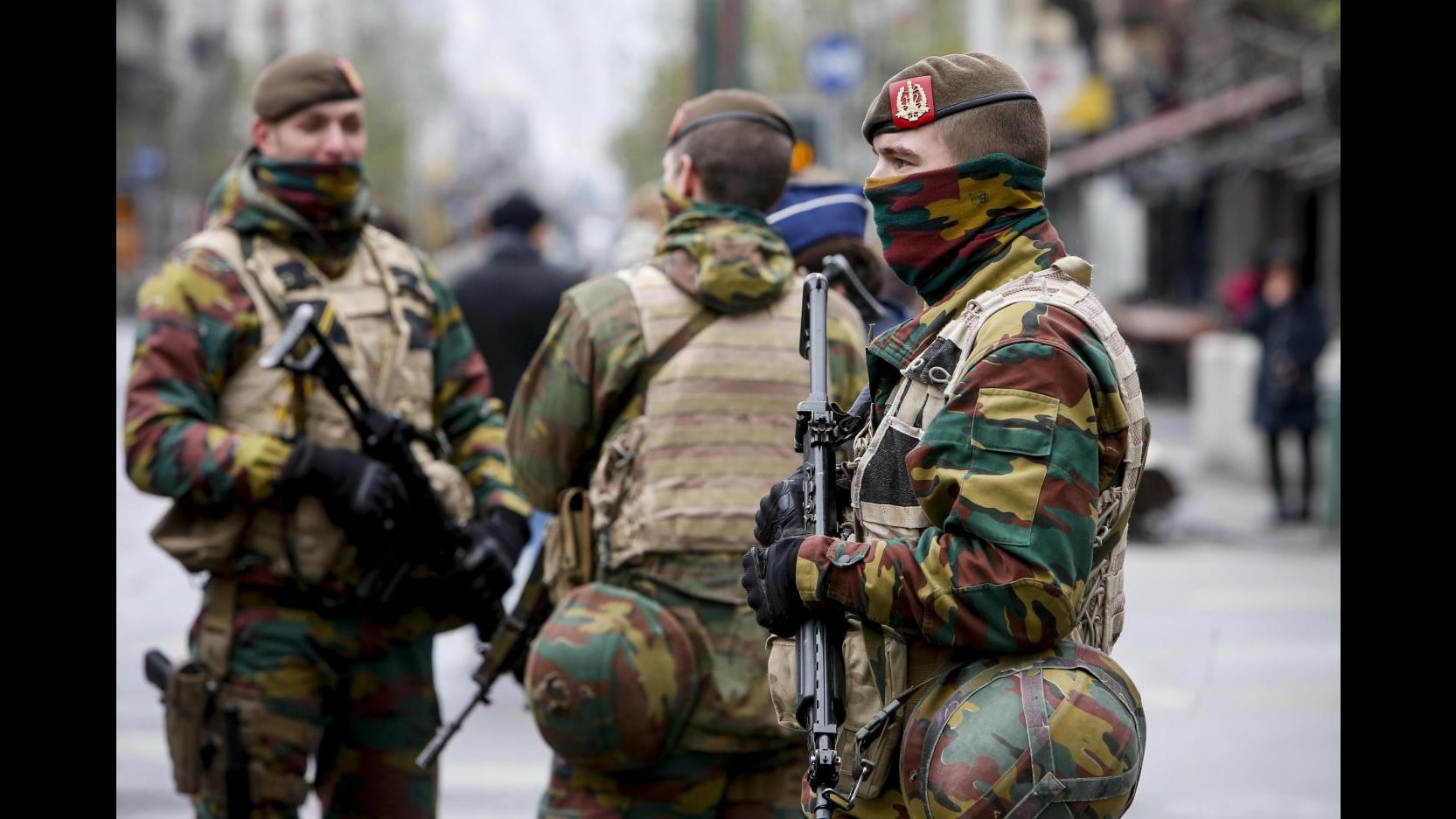 Bruxelles, terzo giorno di paralisi: soldati per le strade, si cerca Salah