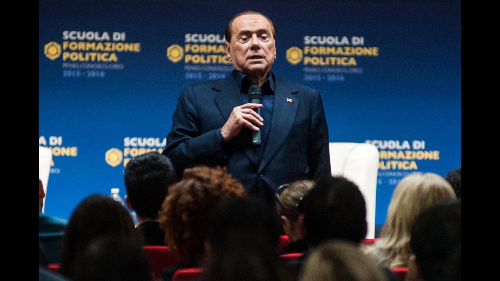 Berlusconi a militante Lega: Vuoi fare un selfie? Non sono mica Renzi