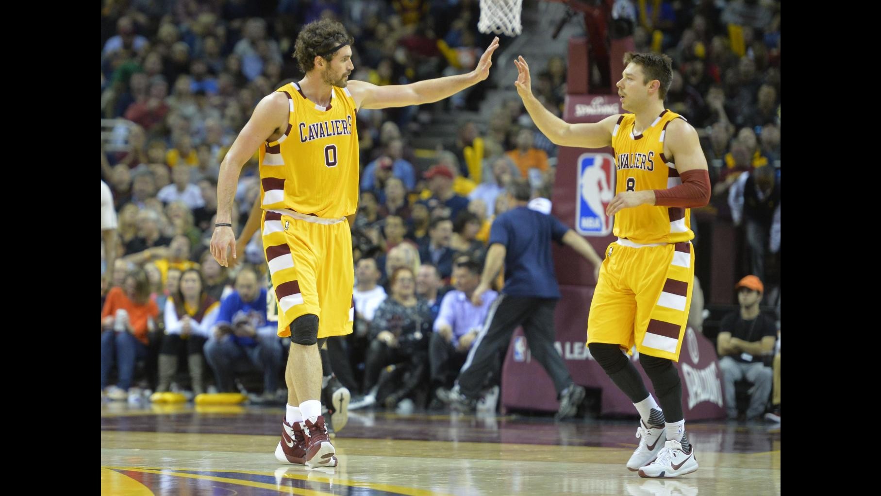 Nba, successi per Cleveland e San Antonio: ok Belinelli
