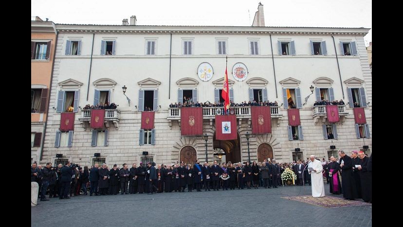 Roma, le due facce di piazza di Spagna tra shopping e preghiera