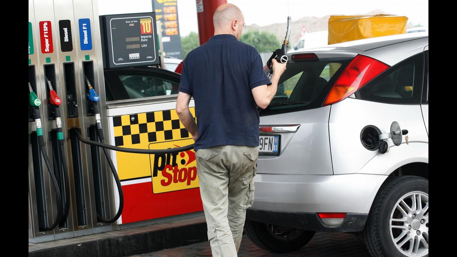 Petrolio, Codacons: Esposto alla Ue su prezzi carburanti in Italia