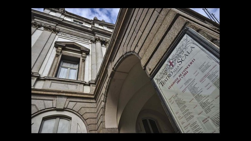 Milano, palloncini neri per i morti d’amianto del Teatro Scala