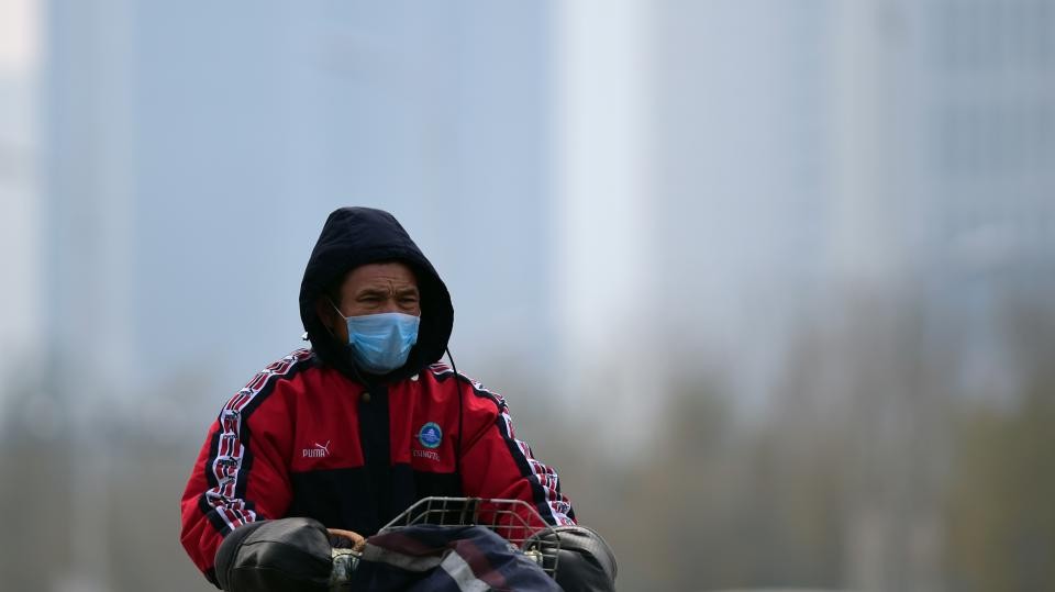 Cina, Pechino ha dichiarato l’allarme rosso per lo smog, è prima volta nella storia