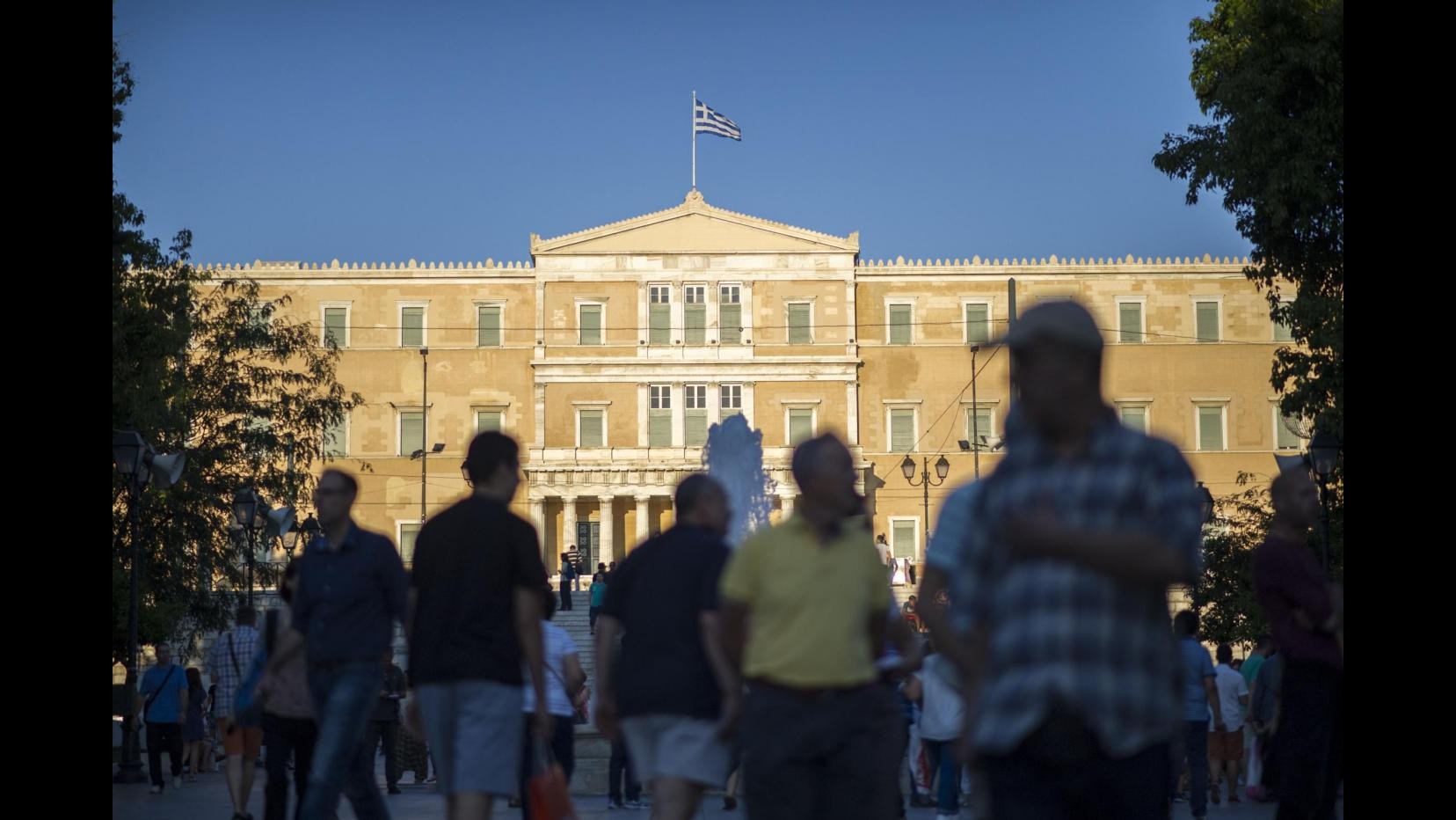 Grecia, Parlamento approva legge bilancio 2016 con tagli e più tasse